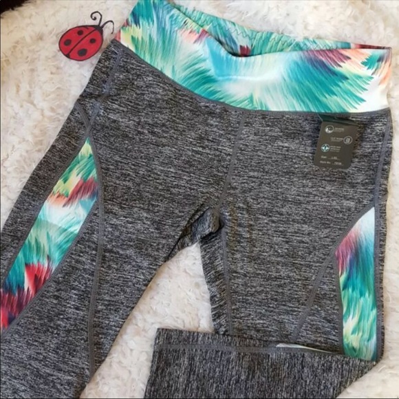 Strappy Sports Bra and Capri Workout Leggings Set - Picture 5 of 8